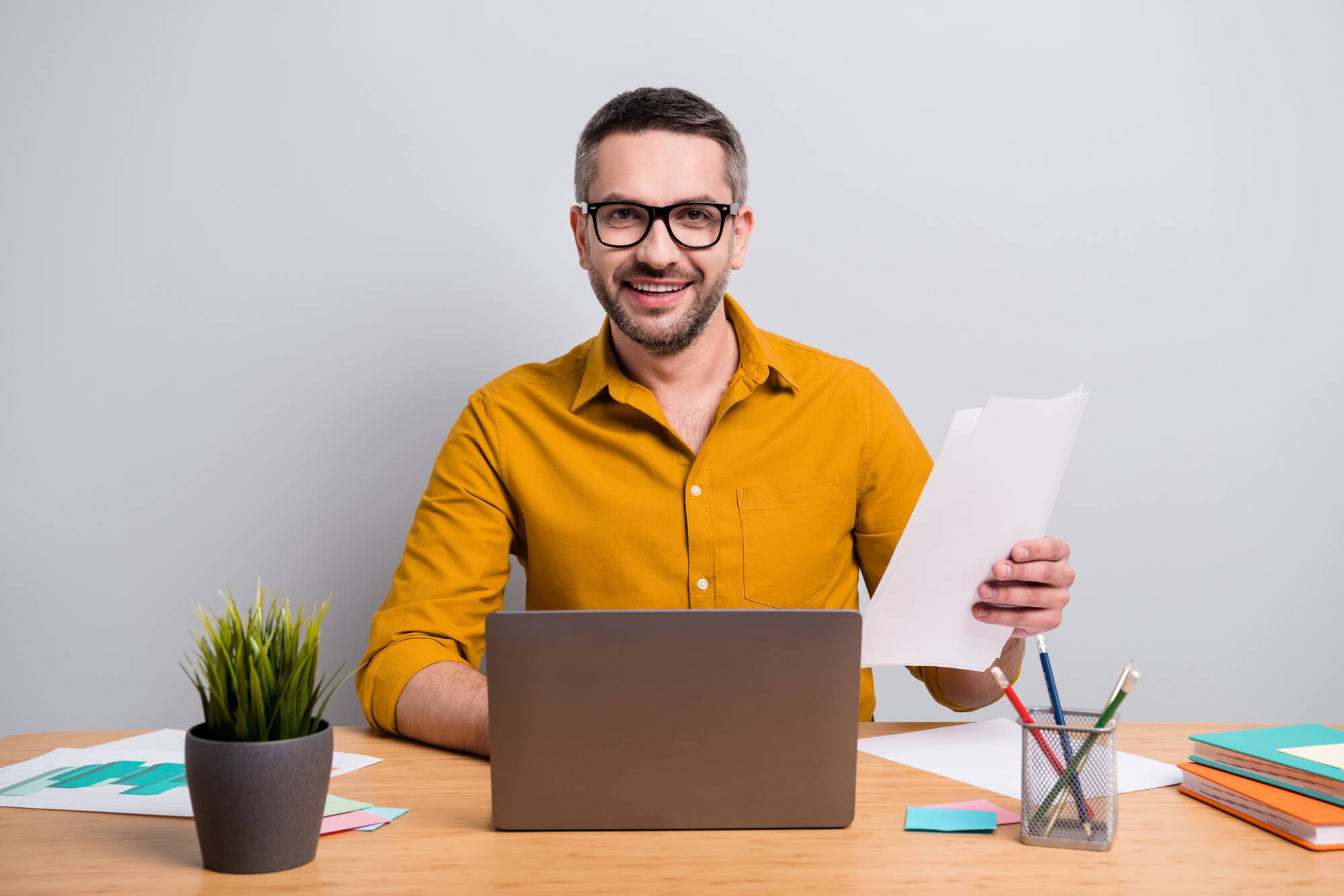 digital marketer posing with laptop