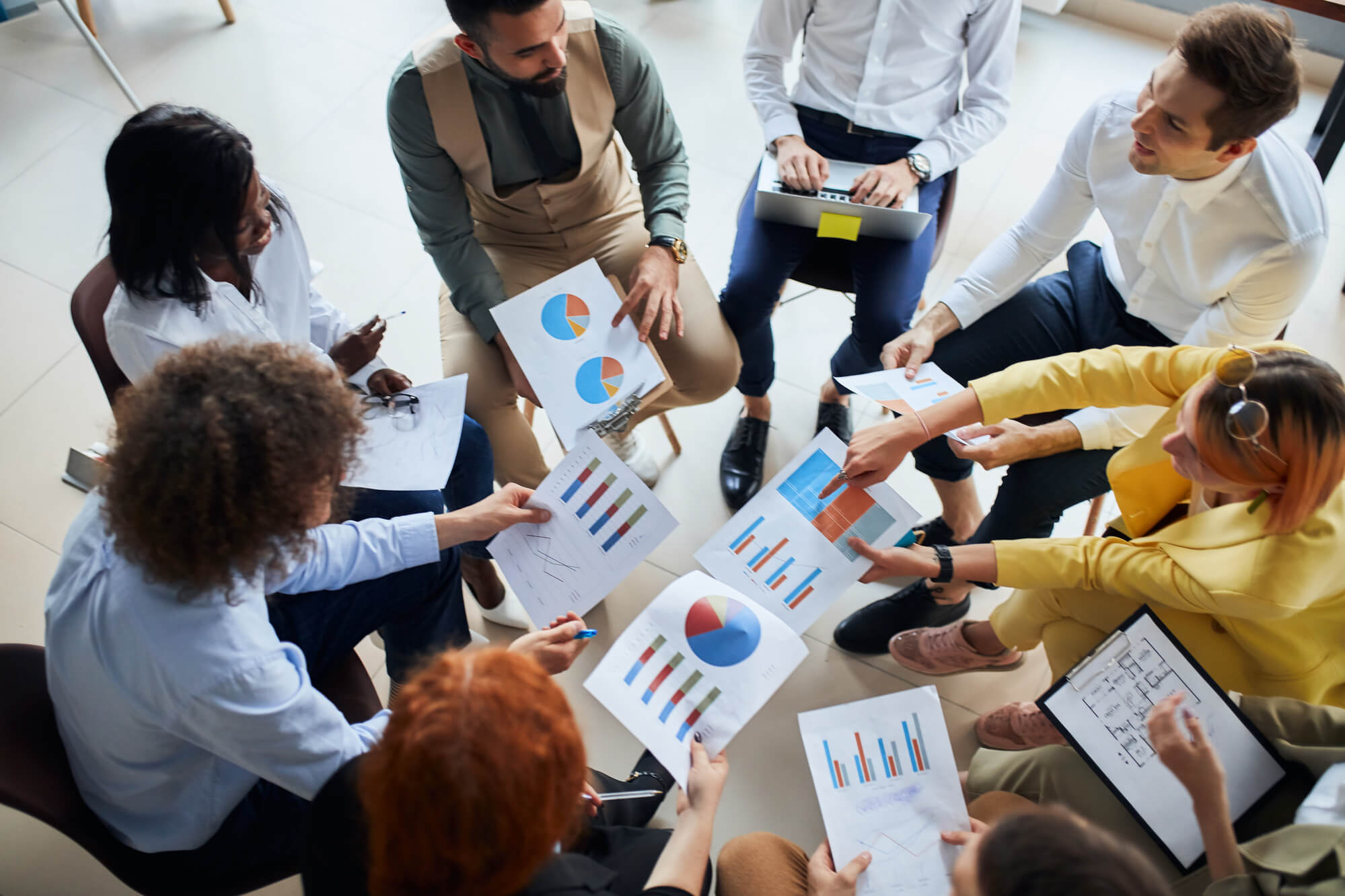 group of young marketers from an SEO company in Miami running internet marketing campaigns for client