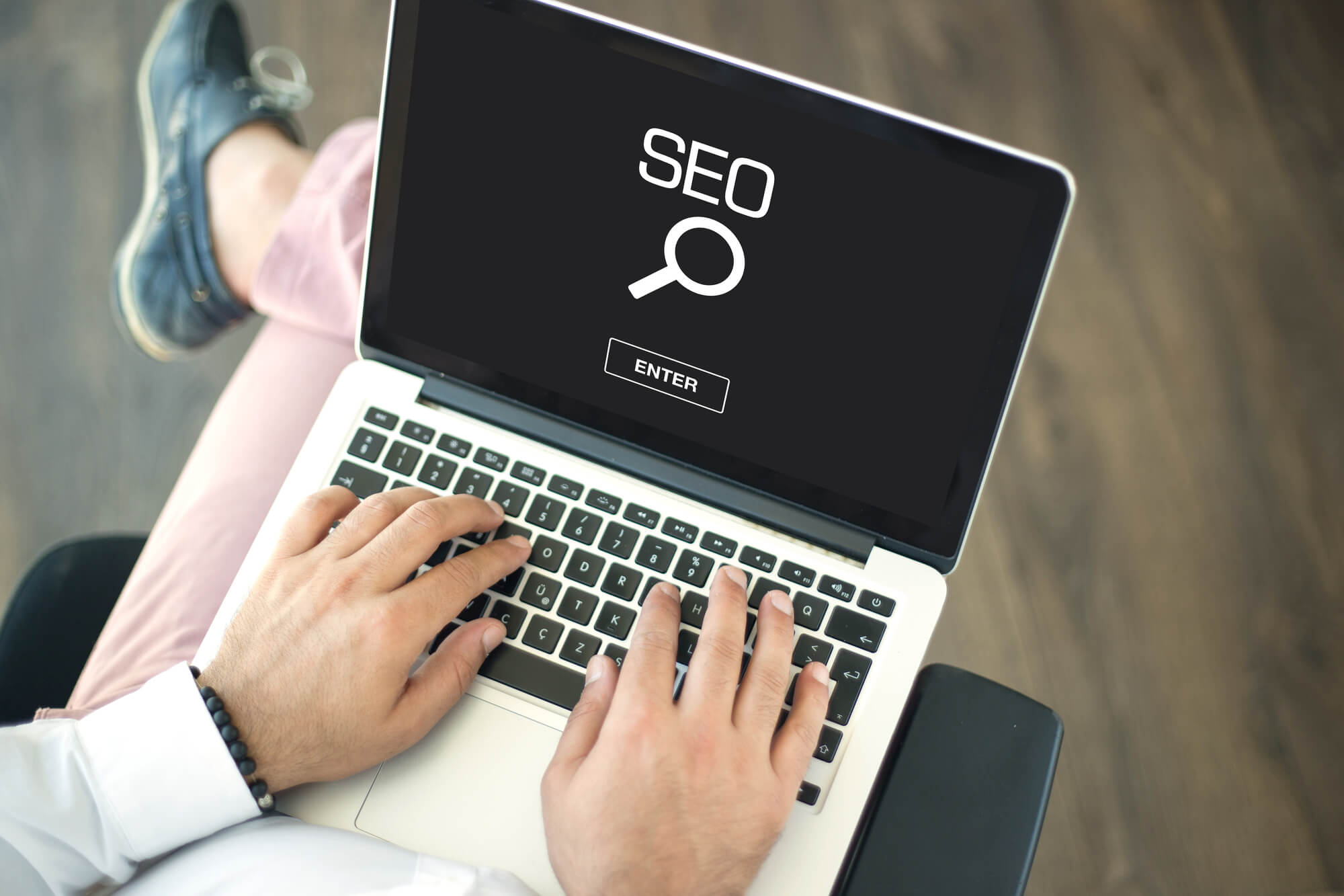 miami internet marketing company seo specialist using laptop