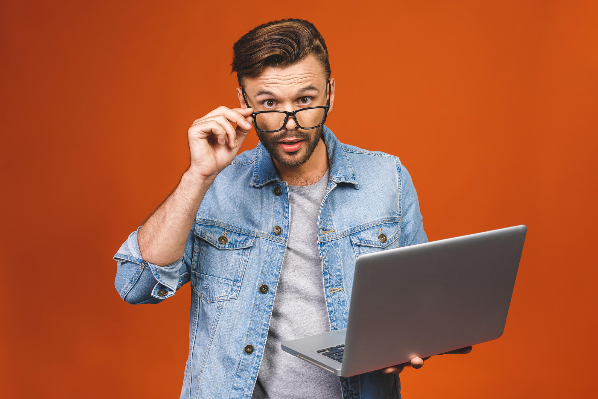 digital marketer posing with a laptop