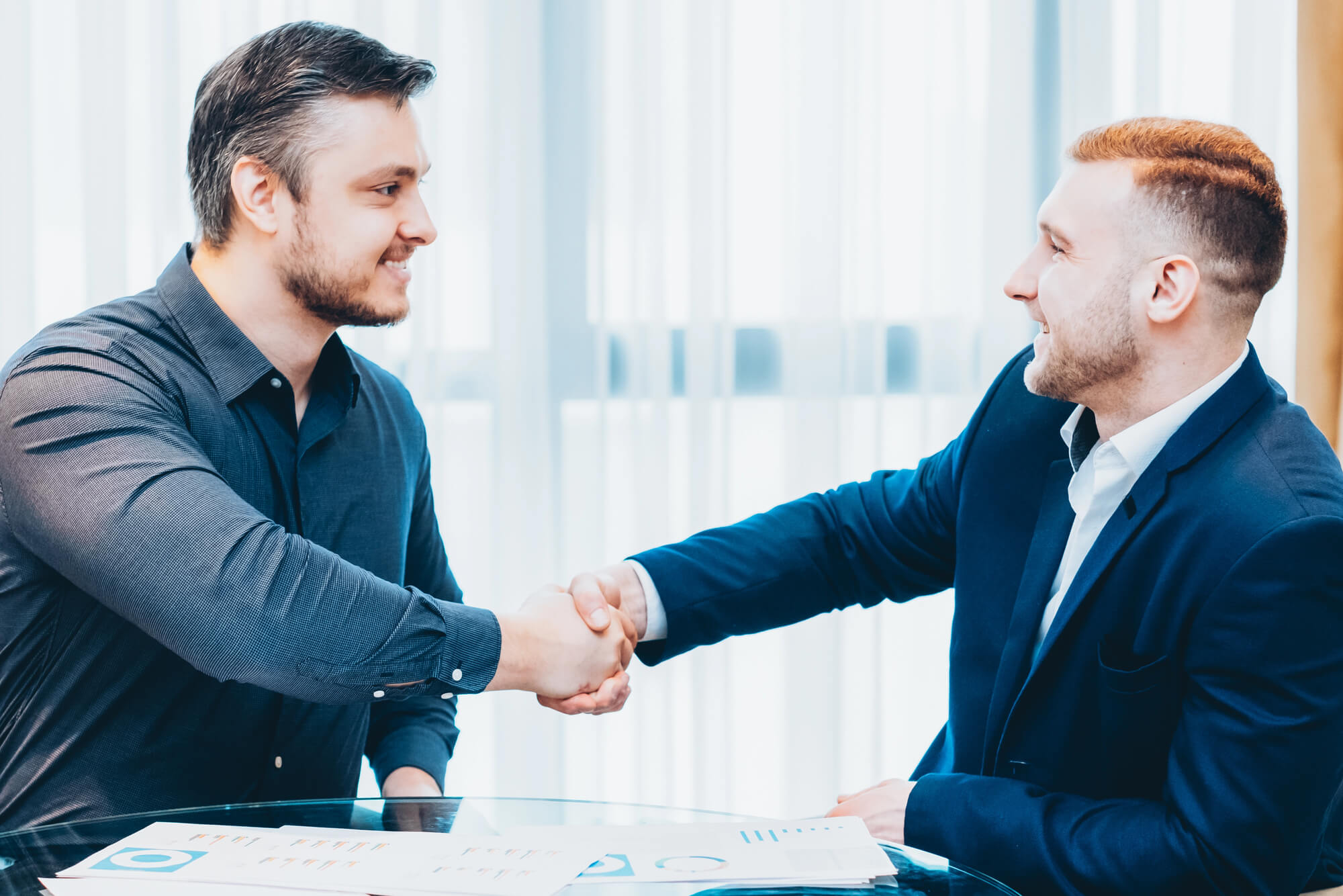 franchisor and franchisee shaking hands happily