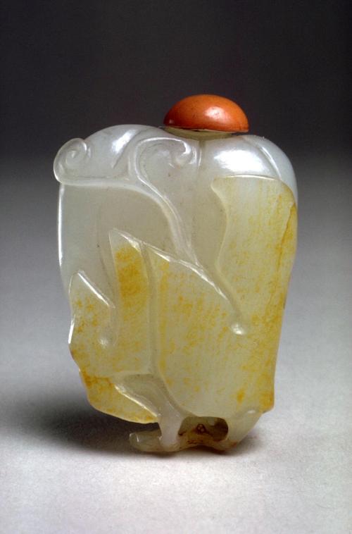 Nephrite in the shape of a melon with a butterfly