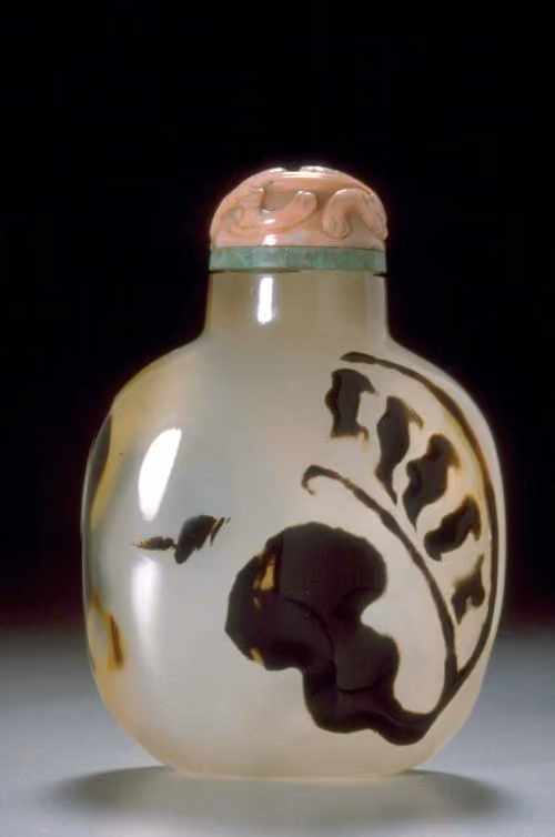 Cameo agate with five bats and gourd