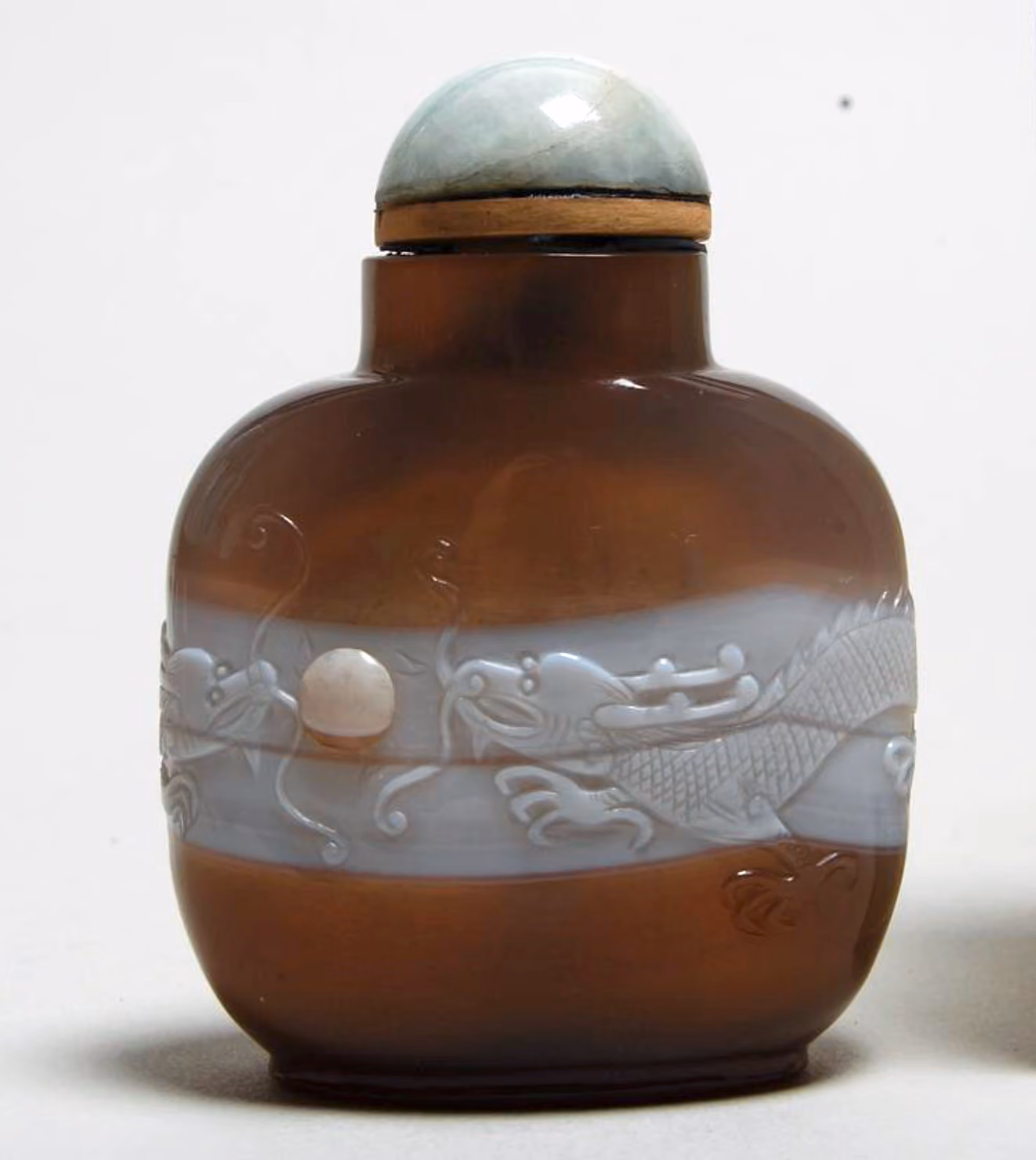 Banded agate of dragons chasing pearl