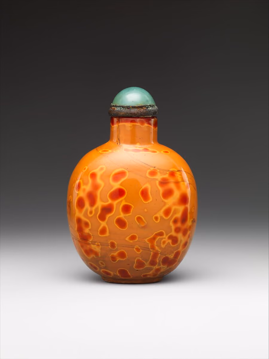Glass imitating realgar