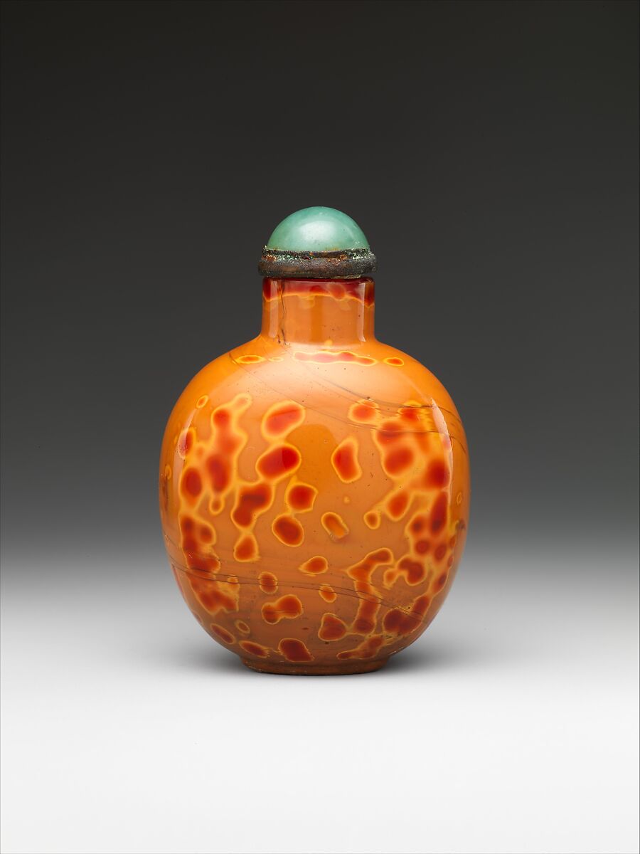 Glass imitating realgar