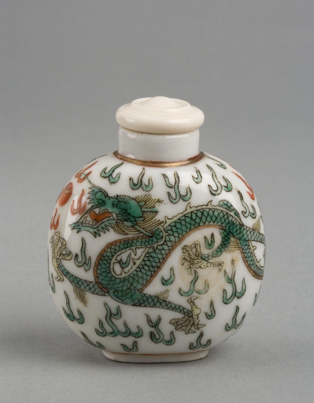 Porcelain with five-clawed dragon chasing a pearl