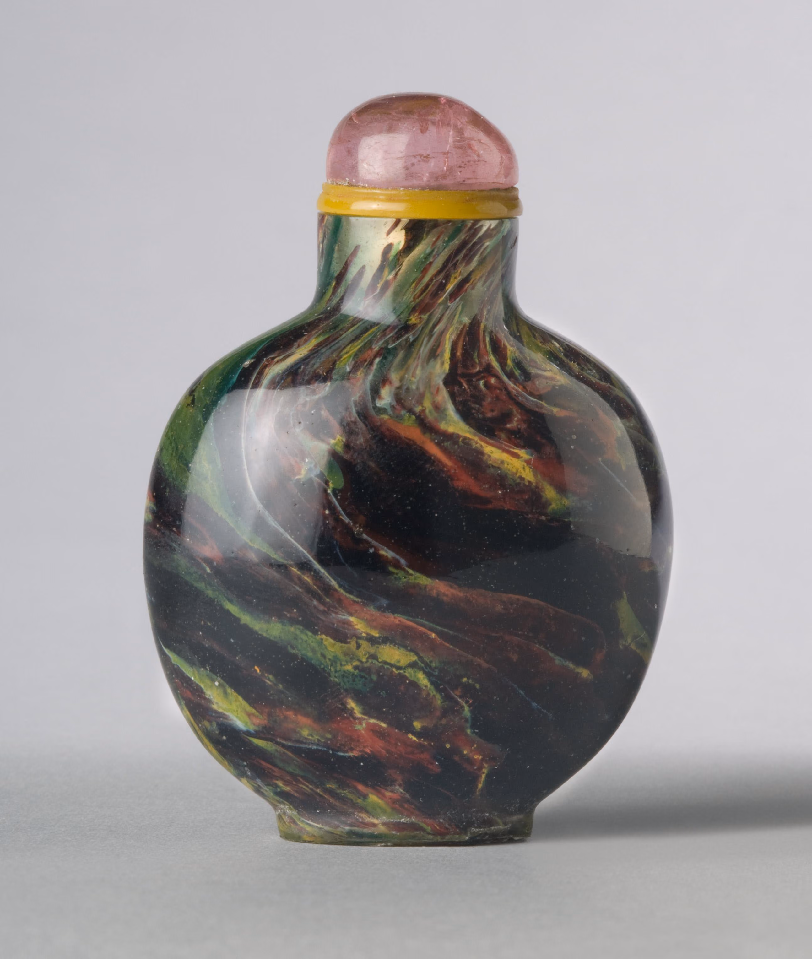 Glass imitating realgar