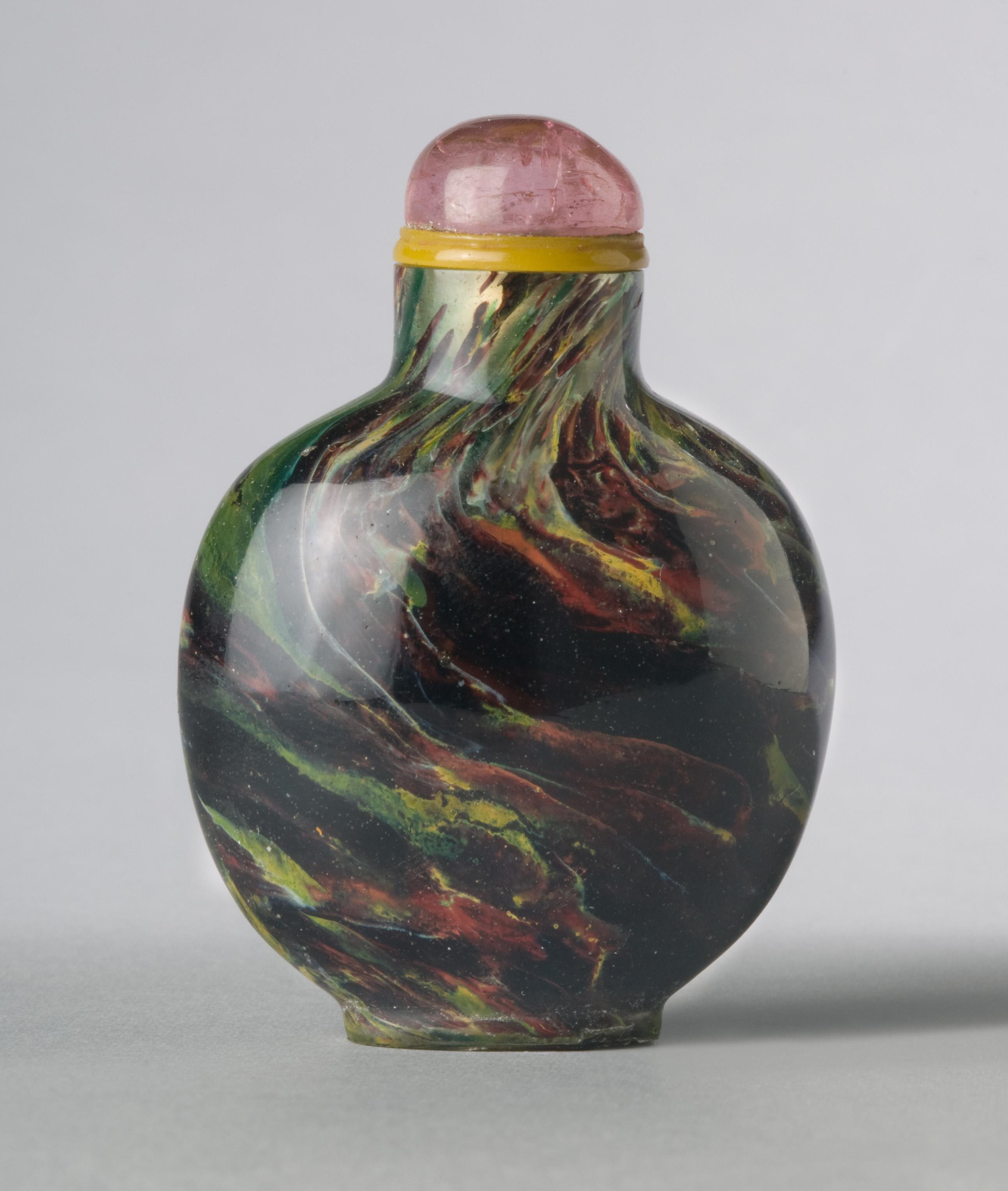 Glass imitating realgar