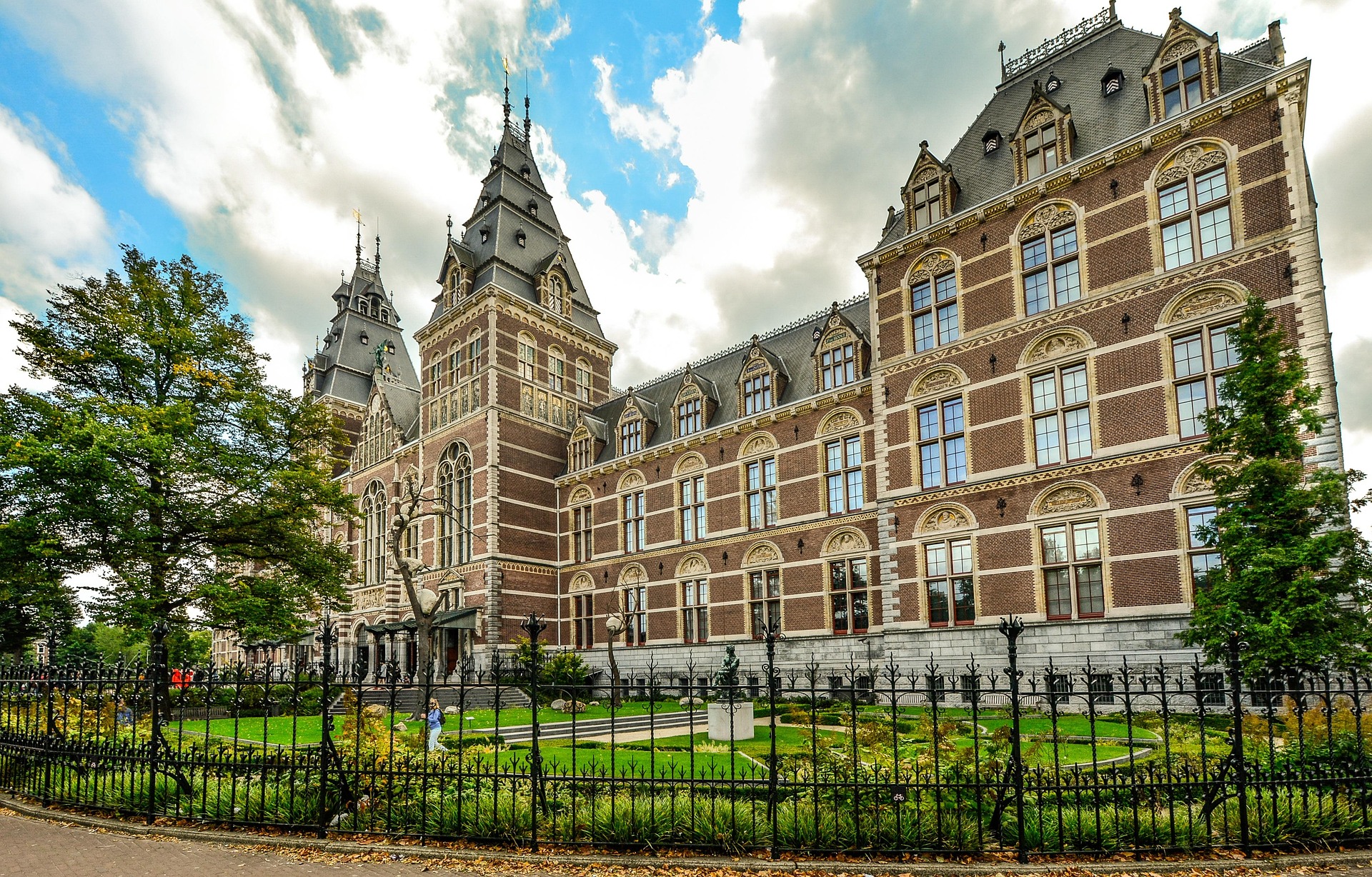 Five days of lectures, museum visits, dealer exhibitions, and the Society's benefit auction, headquartered at the Clayton Hotel Amsterdam American.