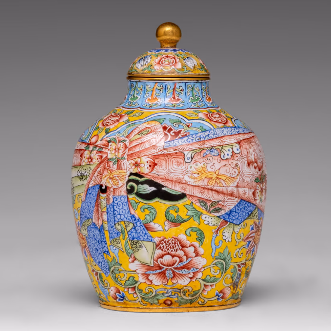 Falangcai snuff bottle