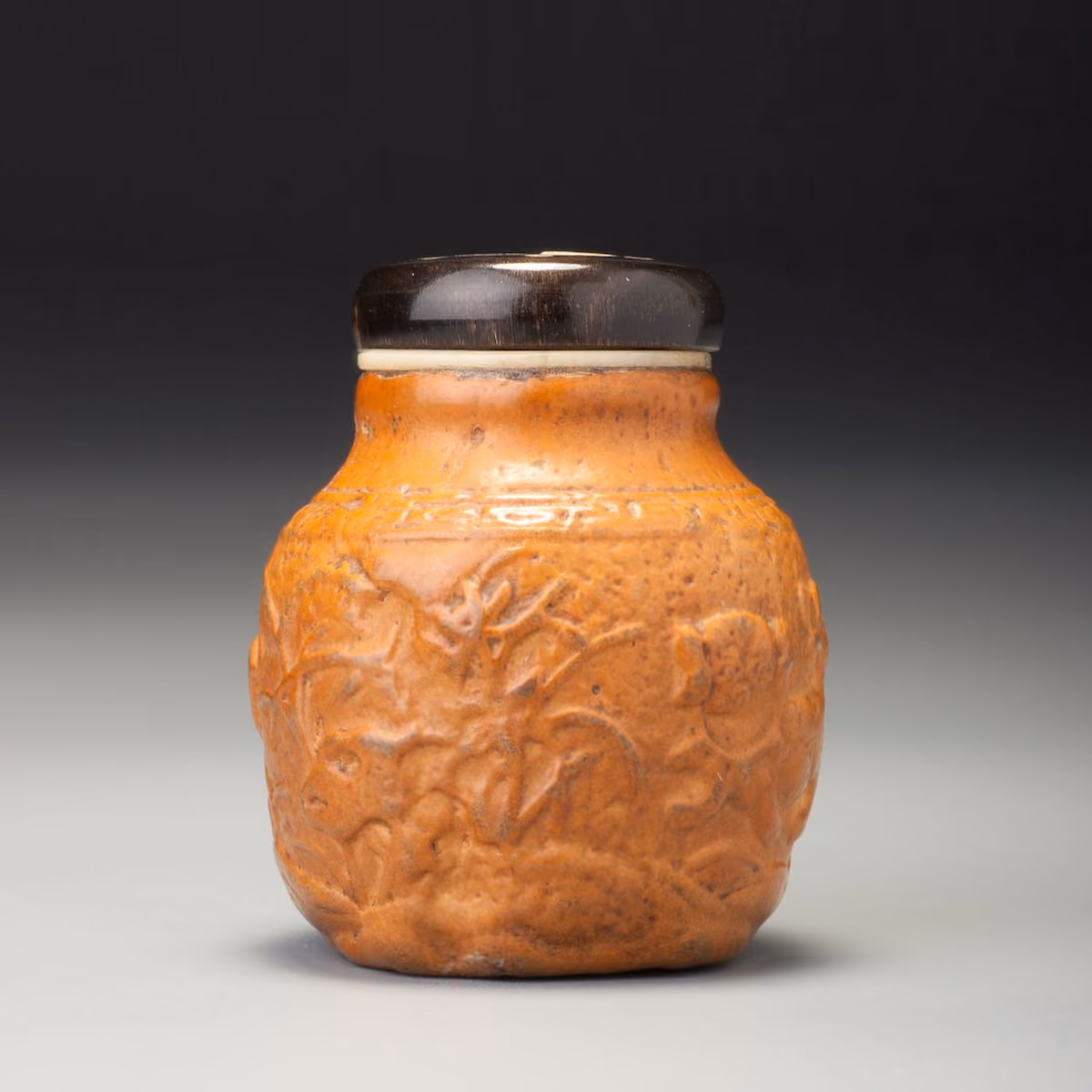 Molded gourd snuff bottle