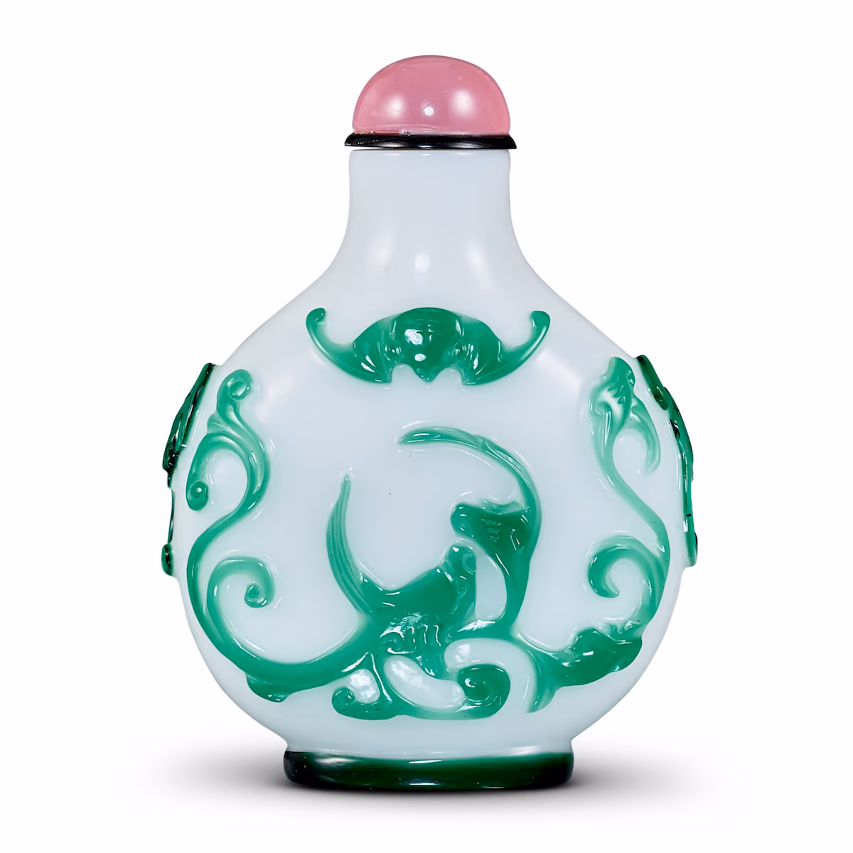 Glass overlay snuff bottle with bat at top center