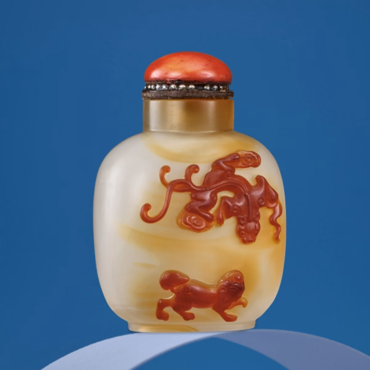 Chalcedony snuff bottle depicting