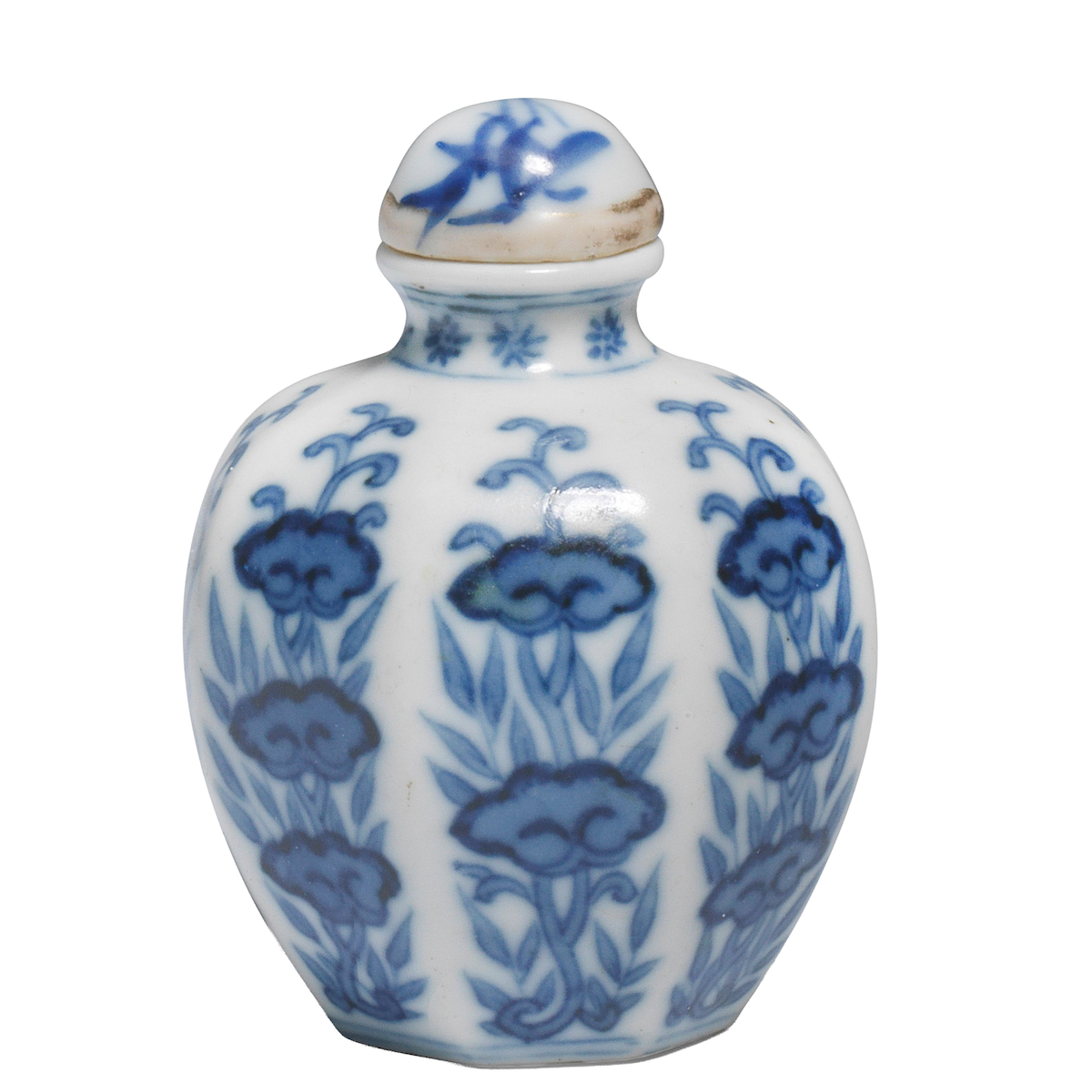 Porcelain snuff bottle depicting lingzhi fungus