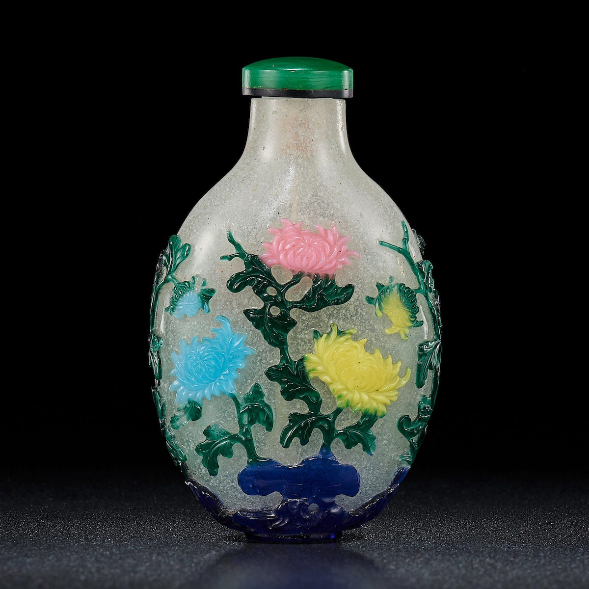 Multi-color overlay glass snuff bottle
