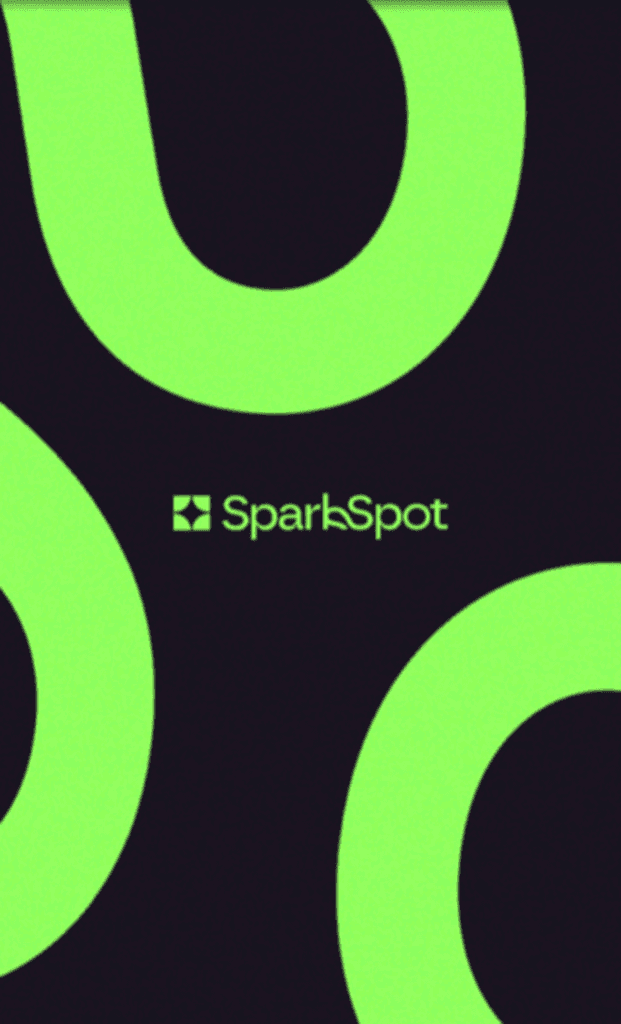 Groen SparkSpot-logo met een geometrisch pictogram op een zwarte achtergrond.