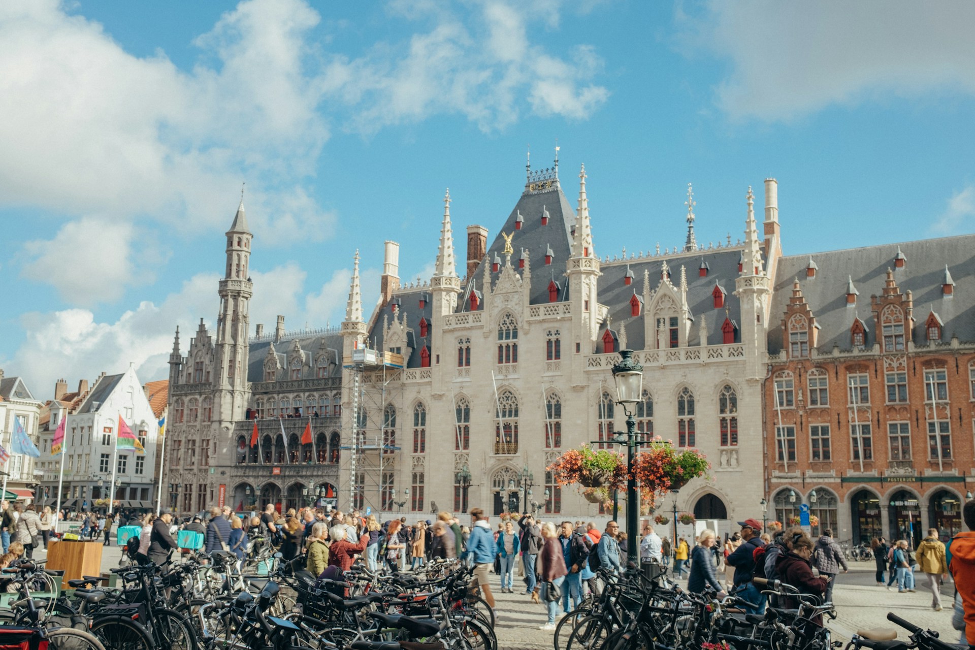 Parking in Bruges during the summer holidays: July and August by car.