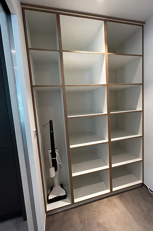 Hauswirtschaftsschrank, geöffnet