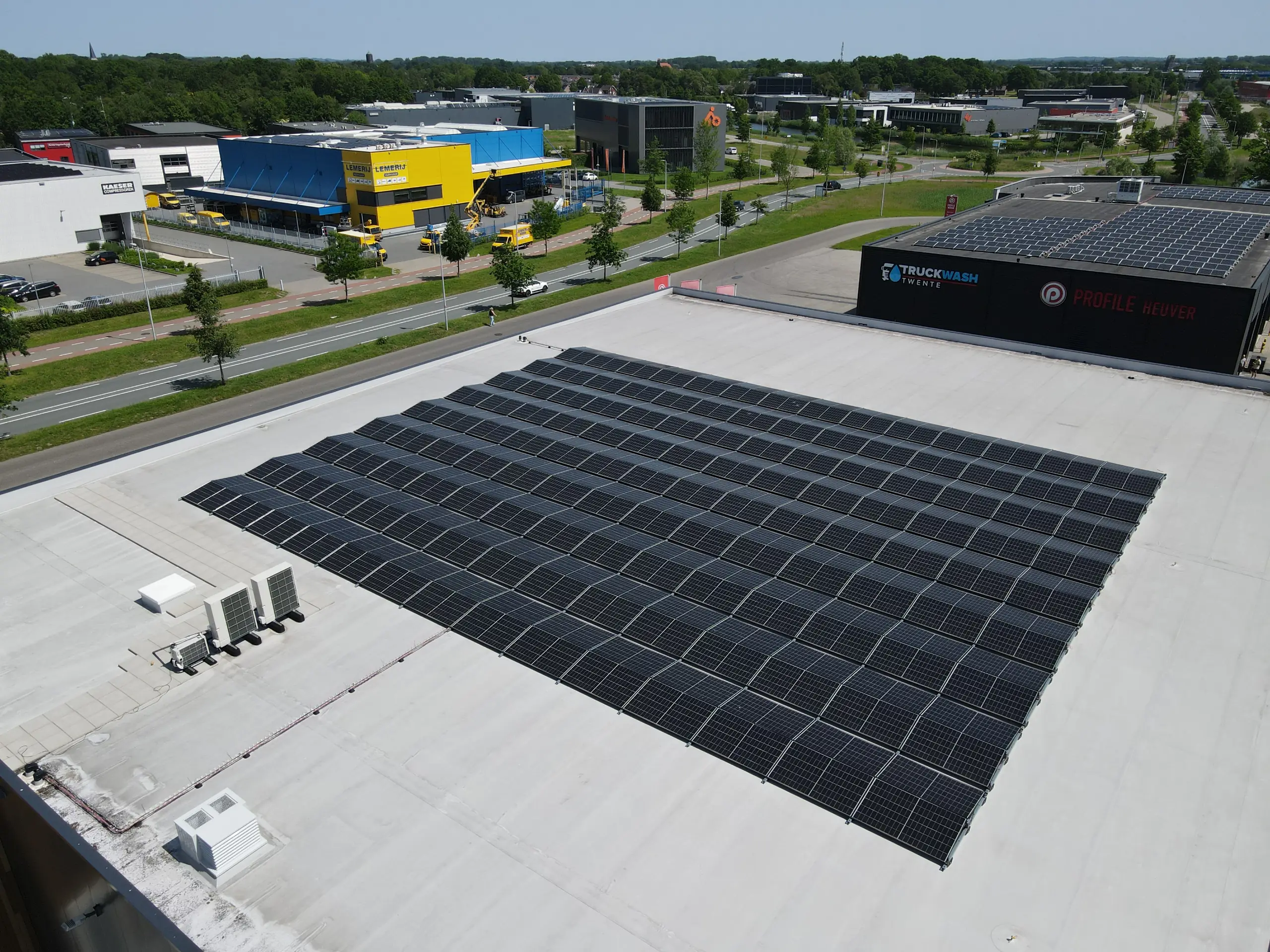 Zakelijke zonnepanelen op een bedrijfsdak