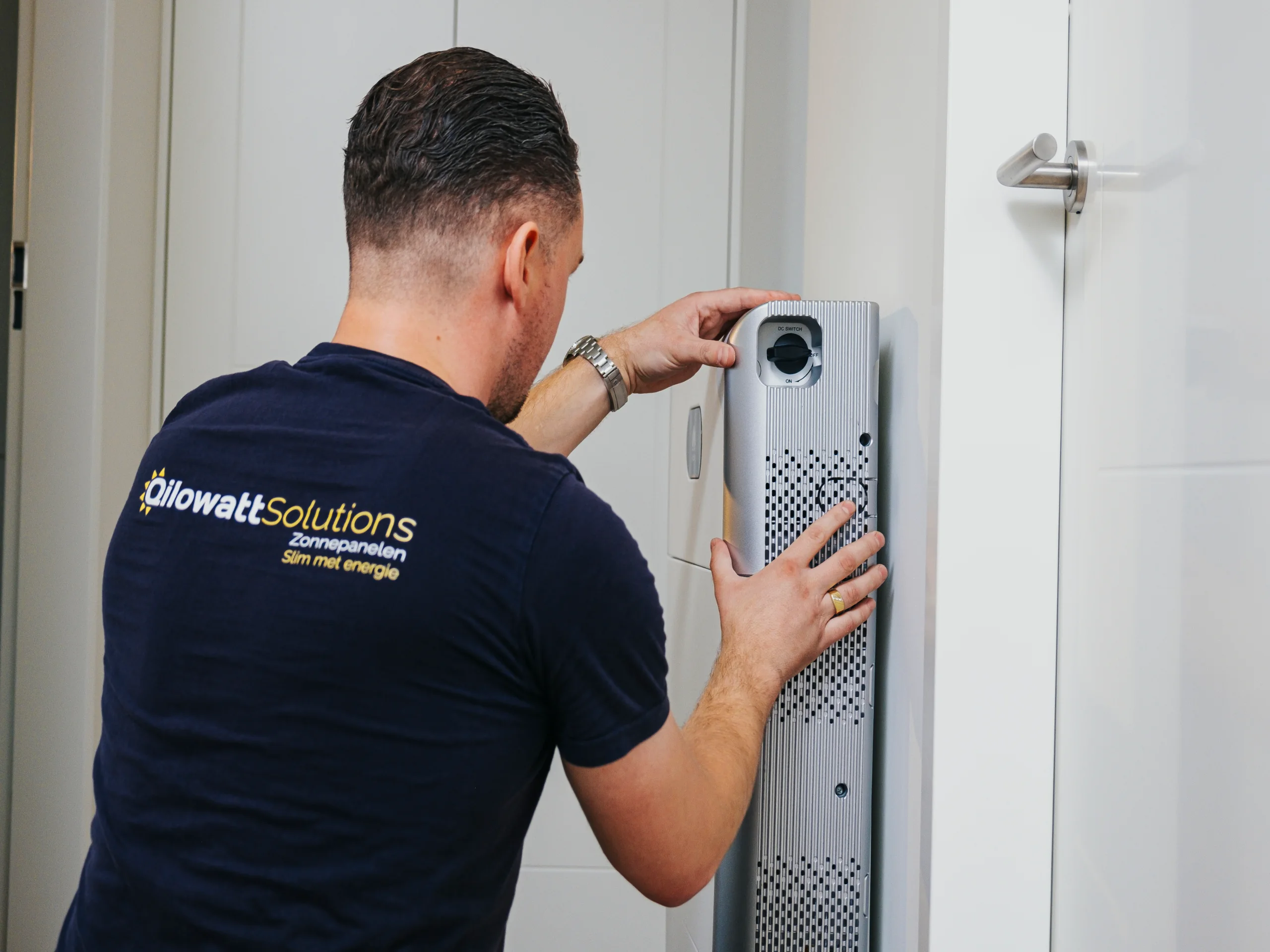 Qilowatt monteur installeert een thuisbatterij