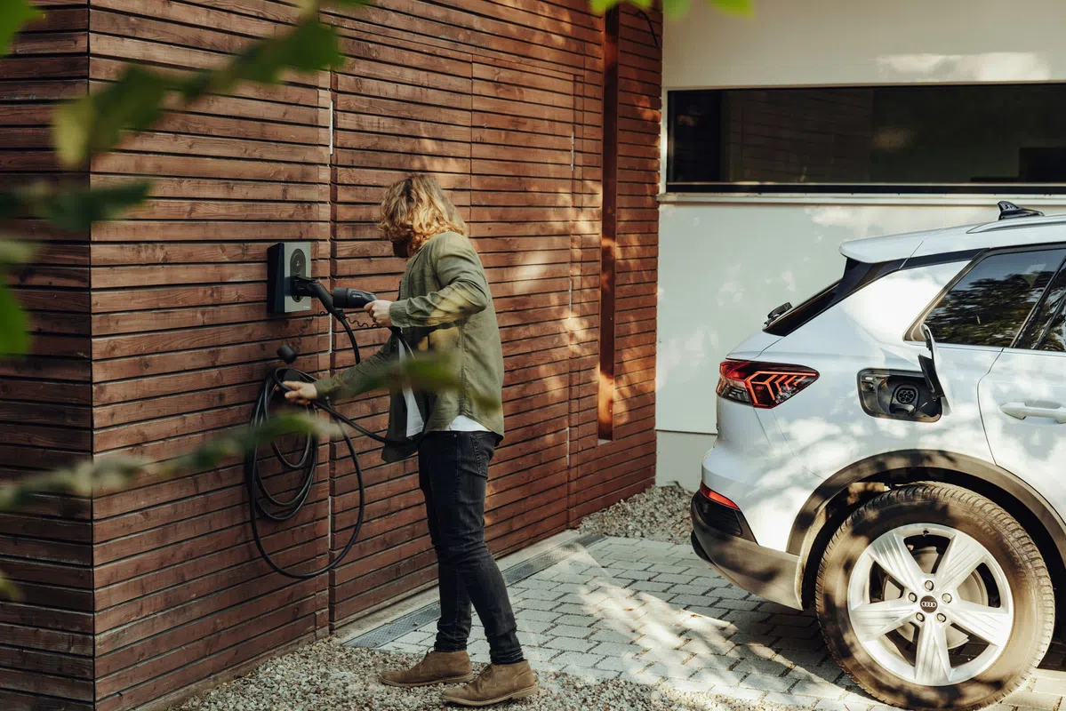 Elektrische auto laden bij een laadpaal thuis