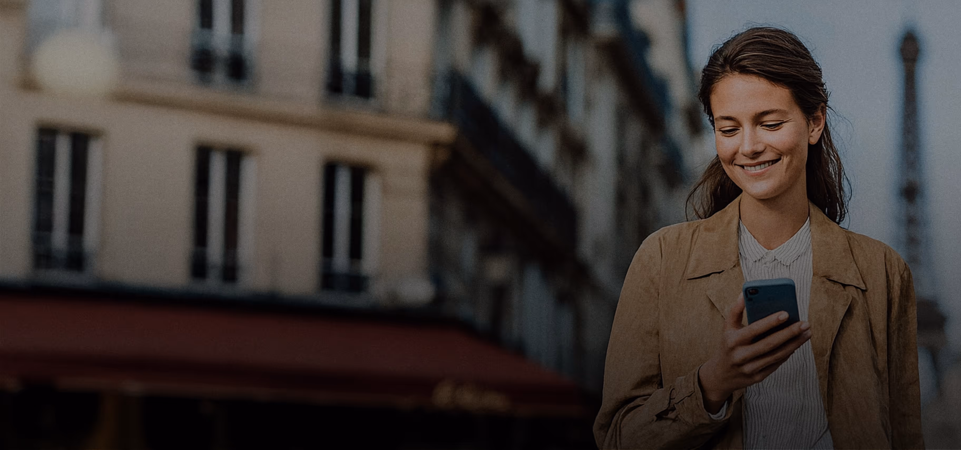 Femme consulte investissements téléphone