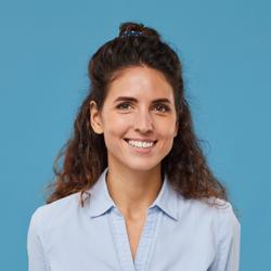 Portrait serré d’une femme souriante sur fond bleu