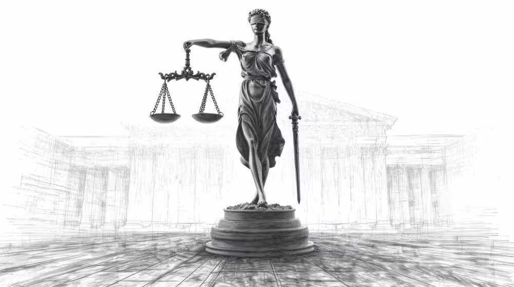 Statue de la justice aveugle tenant une balance dans une main et une épée dans l'autre, avec un fond architectural esquissé.