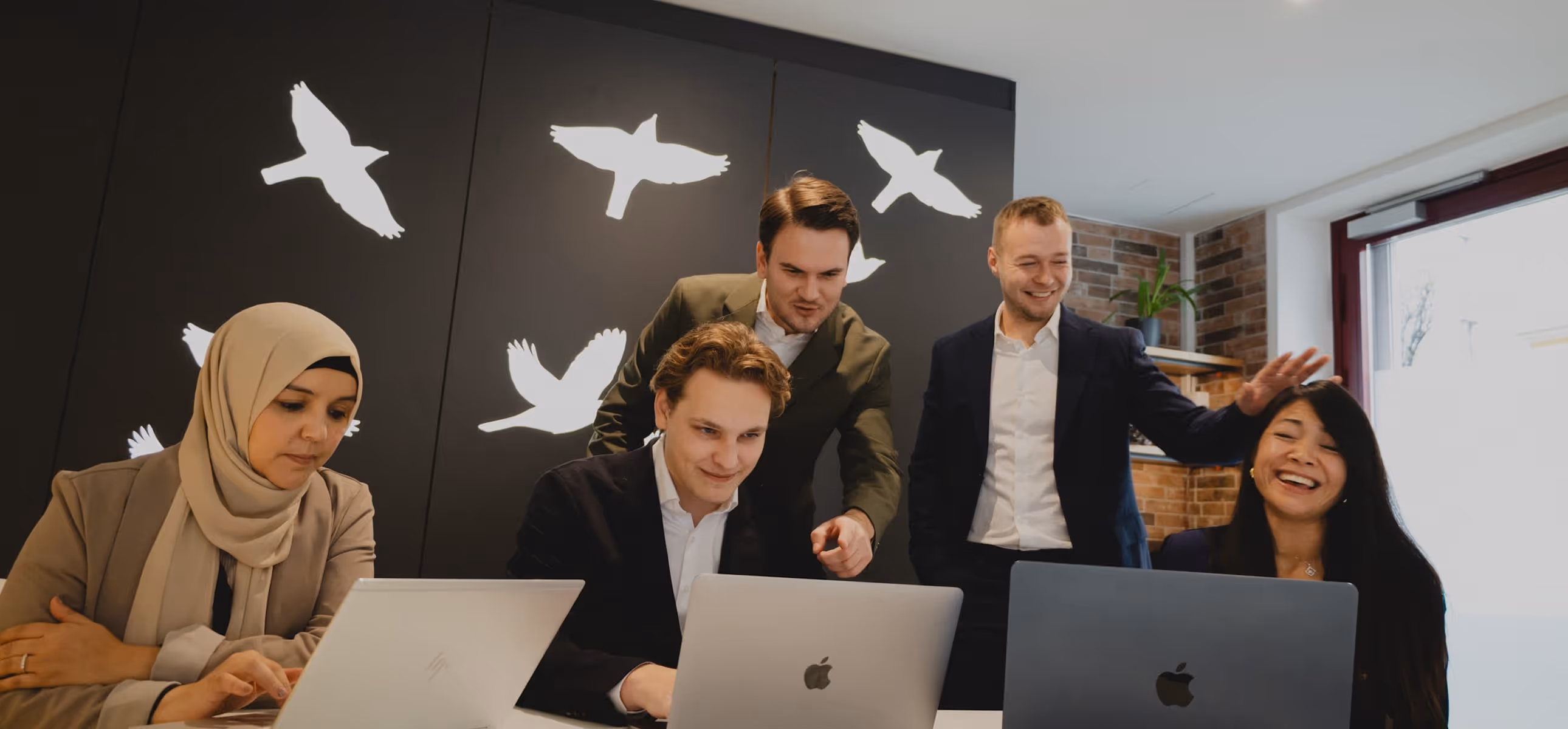 Équipe de l’agence Référencement Romandie travaillant ensemble sur des projets digitaux et des stratégies de visibilité en ligne.
