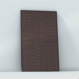 Ein dunkles, rechteckiges Hochleistungsmodul steht gegen eine weiße Wand gelehnt.