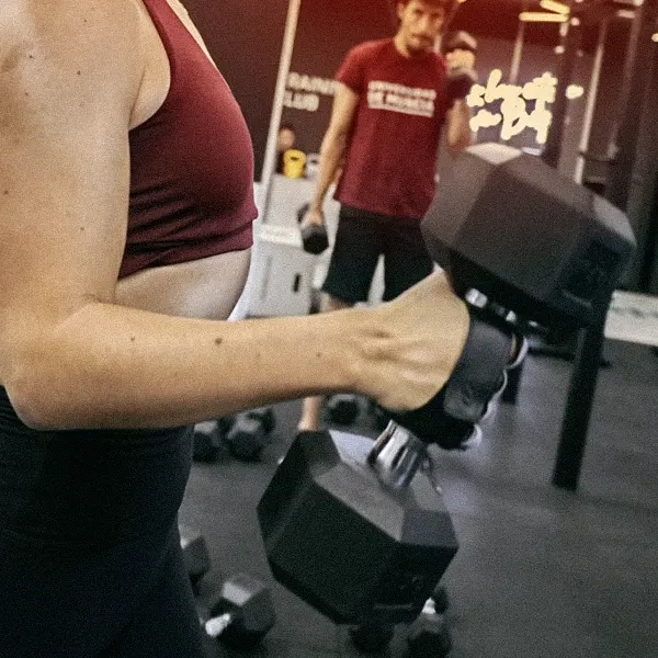 Mujer levantando una pesa  en 180 training club