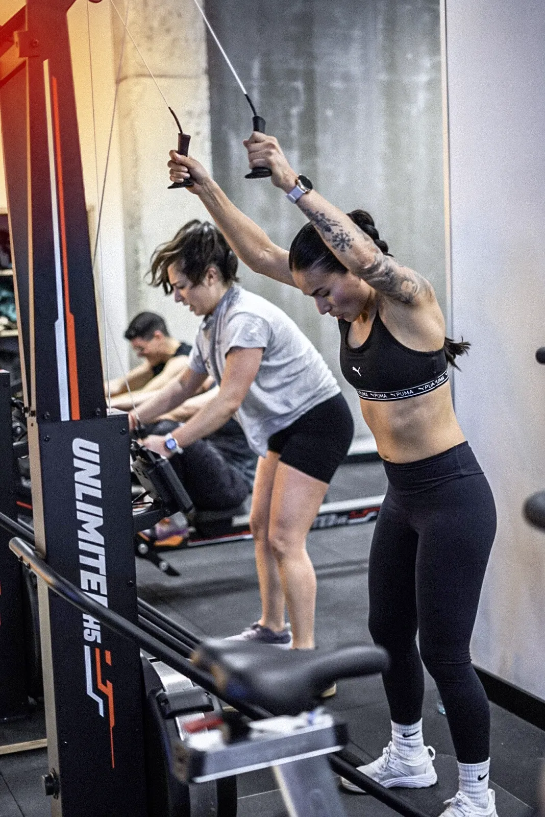 Tres personas haciendo ejercicio en las clases de avanzado de entrenamiento funcional en 180 training club