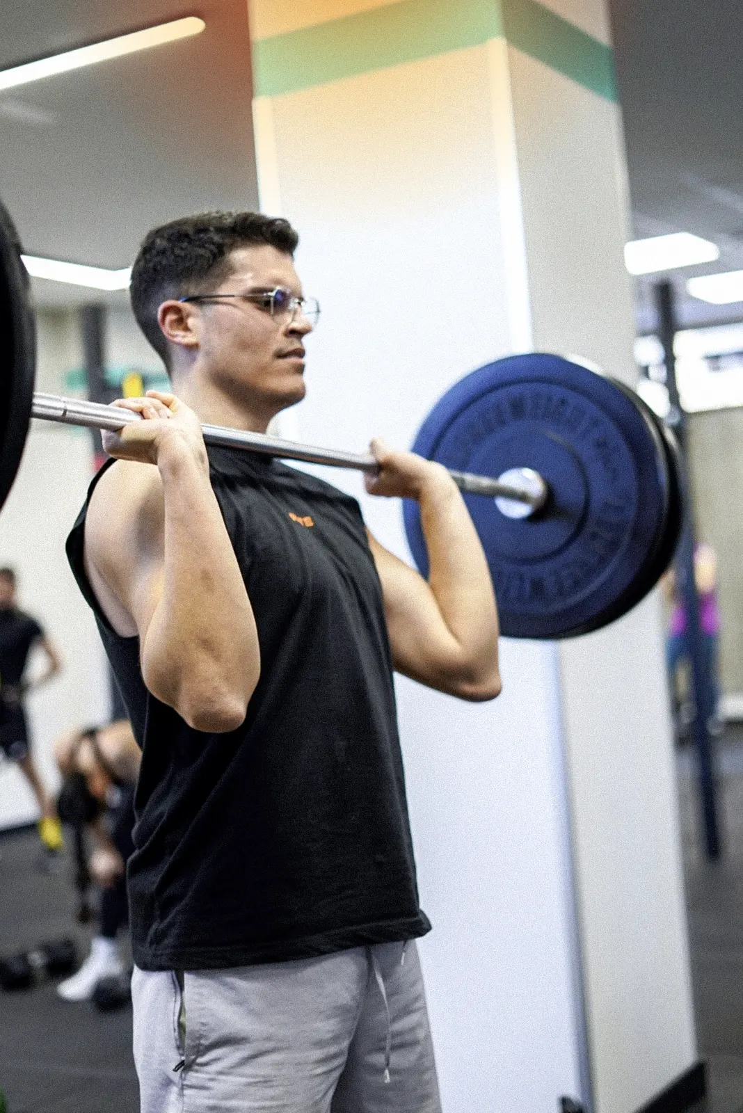 Ejercicio con barra durante un entrenamiento en 180.