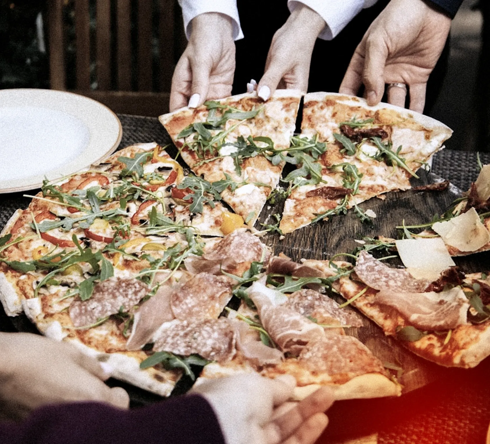 Personas disfrutando de unas pizzas después de uno de los eventos de 180 training club.