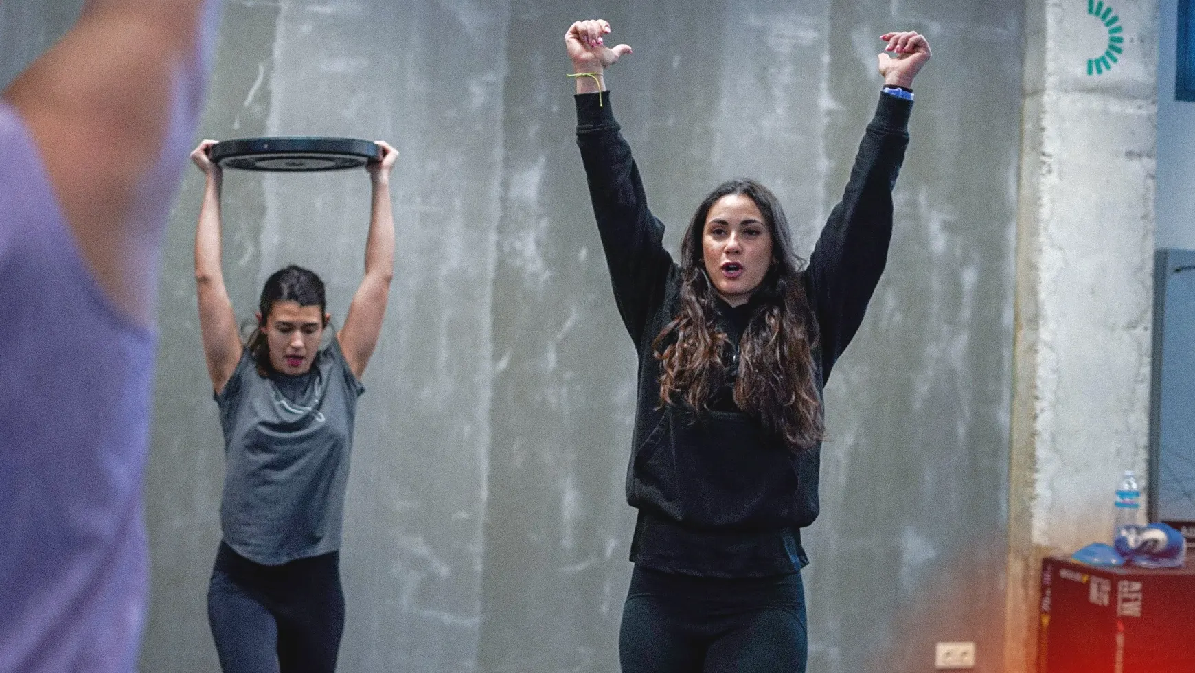 Una entrenadora da indicaciones sobre cómo realizar un ejercicio en 180.