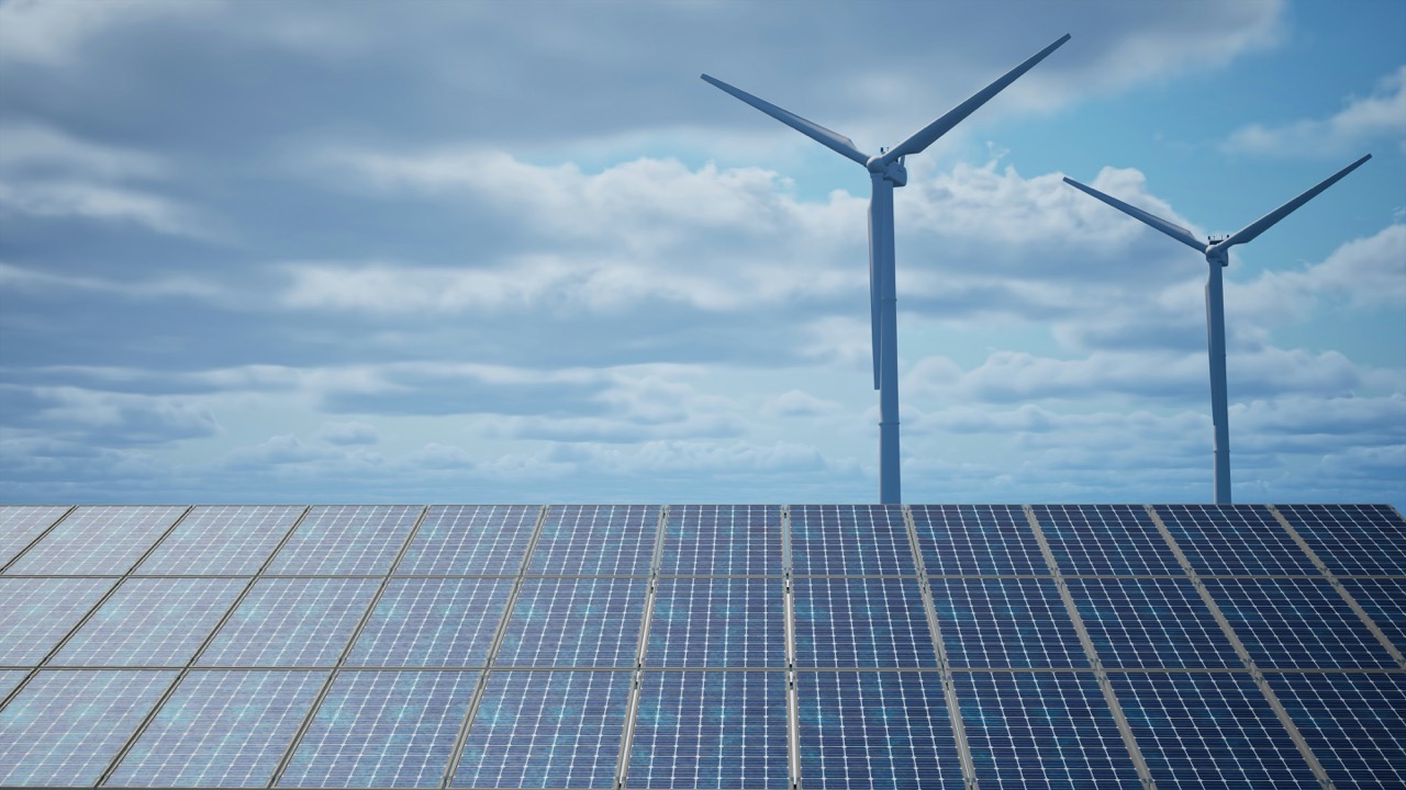 Panel solar con aerogeneradores en segundo plano