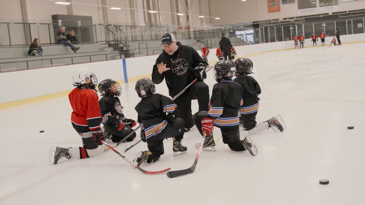 Coach et jeunes joueurs de hockey