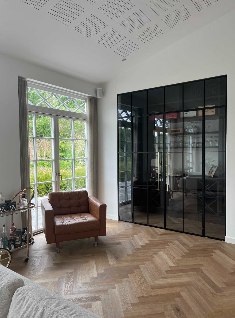 Eksklusiv stue med New Yorker vinrum med metalrammer i sort