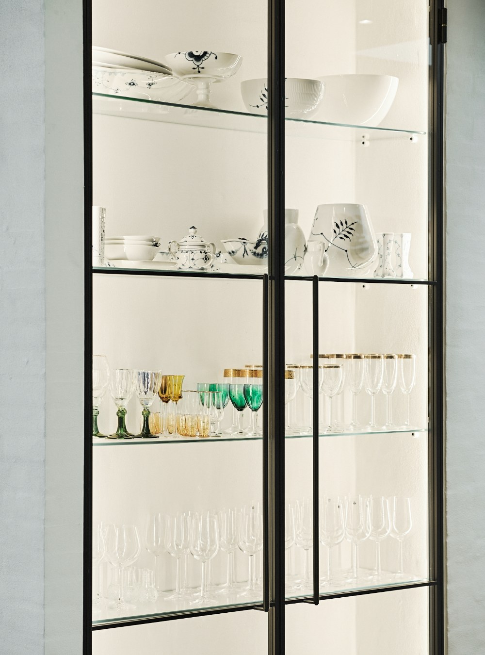 New Yorker vitrineskab med sorte metalrammer og hærdet sikkerhedsglas