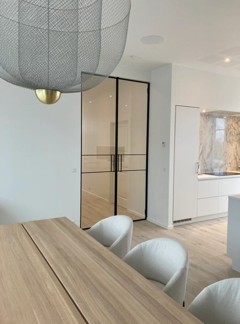 Eksklusiv stue med stort New Yorker dør parti med fast side- og overparti