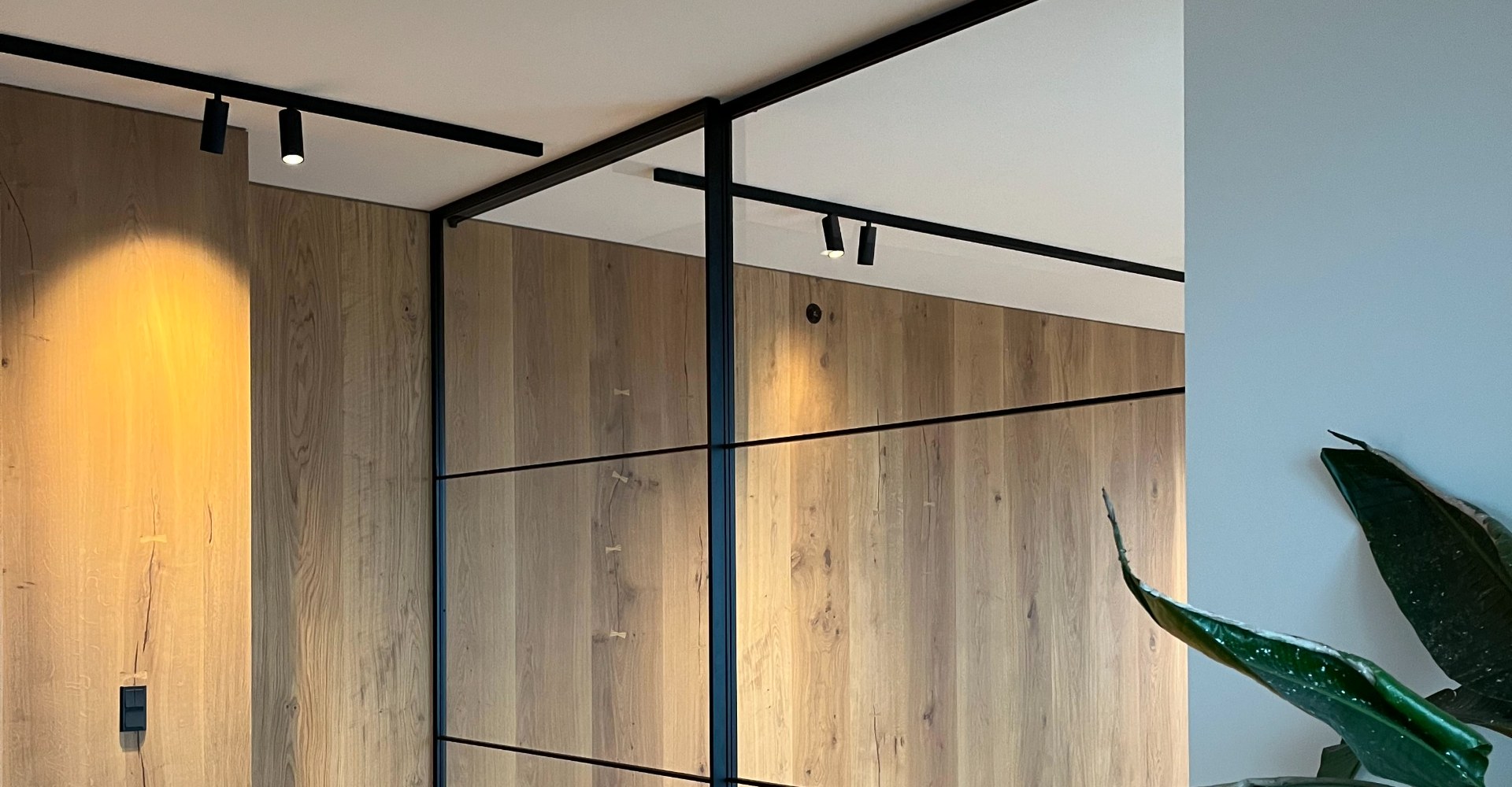 Moderne rum med New Yorker skydedør, træbeklædte vægge og trægulv.