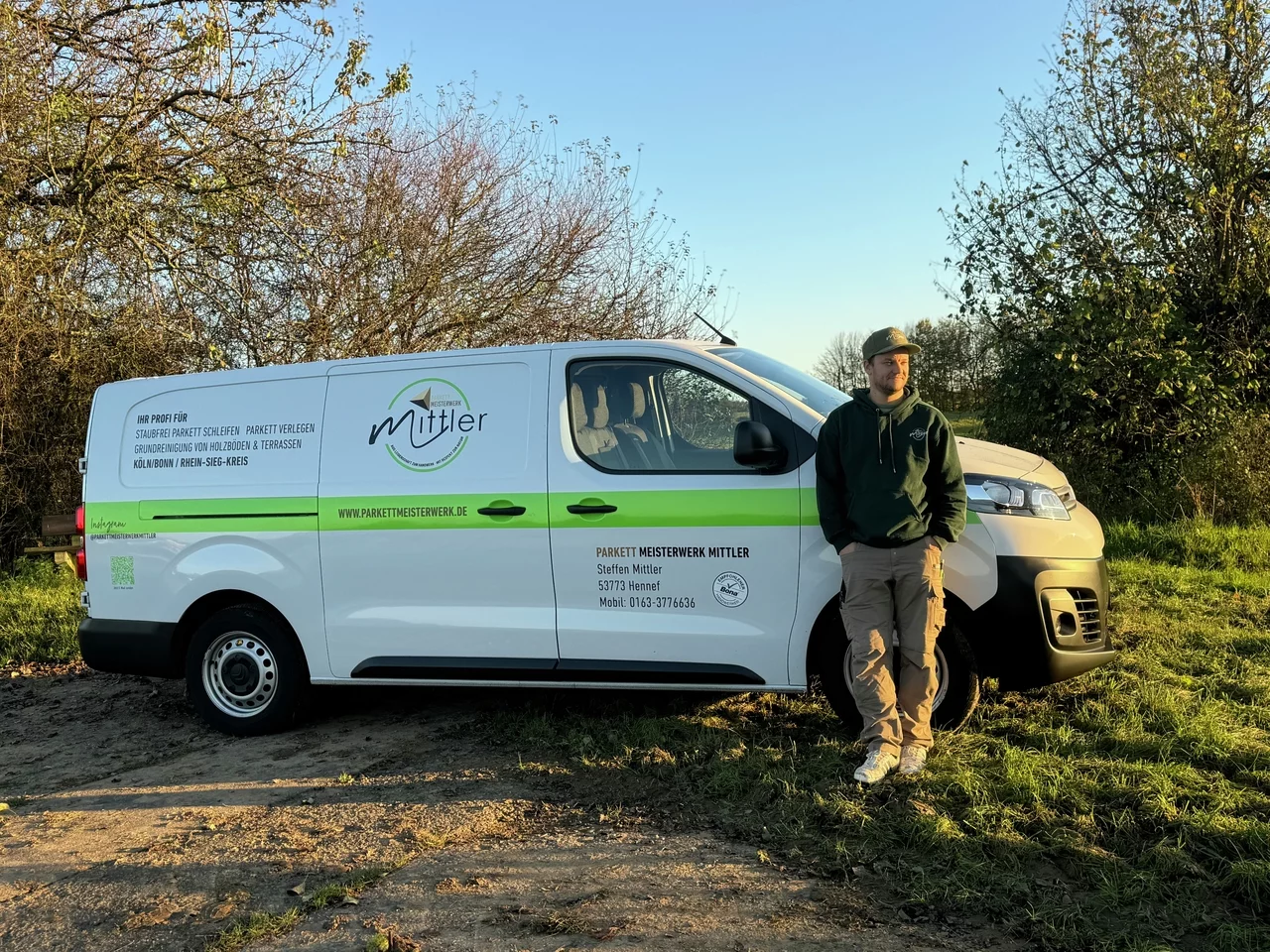 Parkettleger Steffen Mittler vor seinem Firmenfahrzeug in Hennef – Ihr persönlicher Ansprechpartner für Bodenarbeiten.