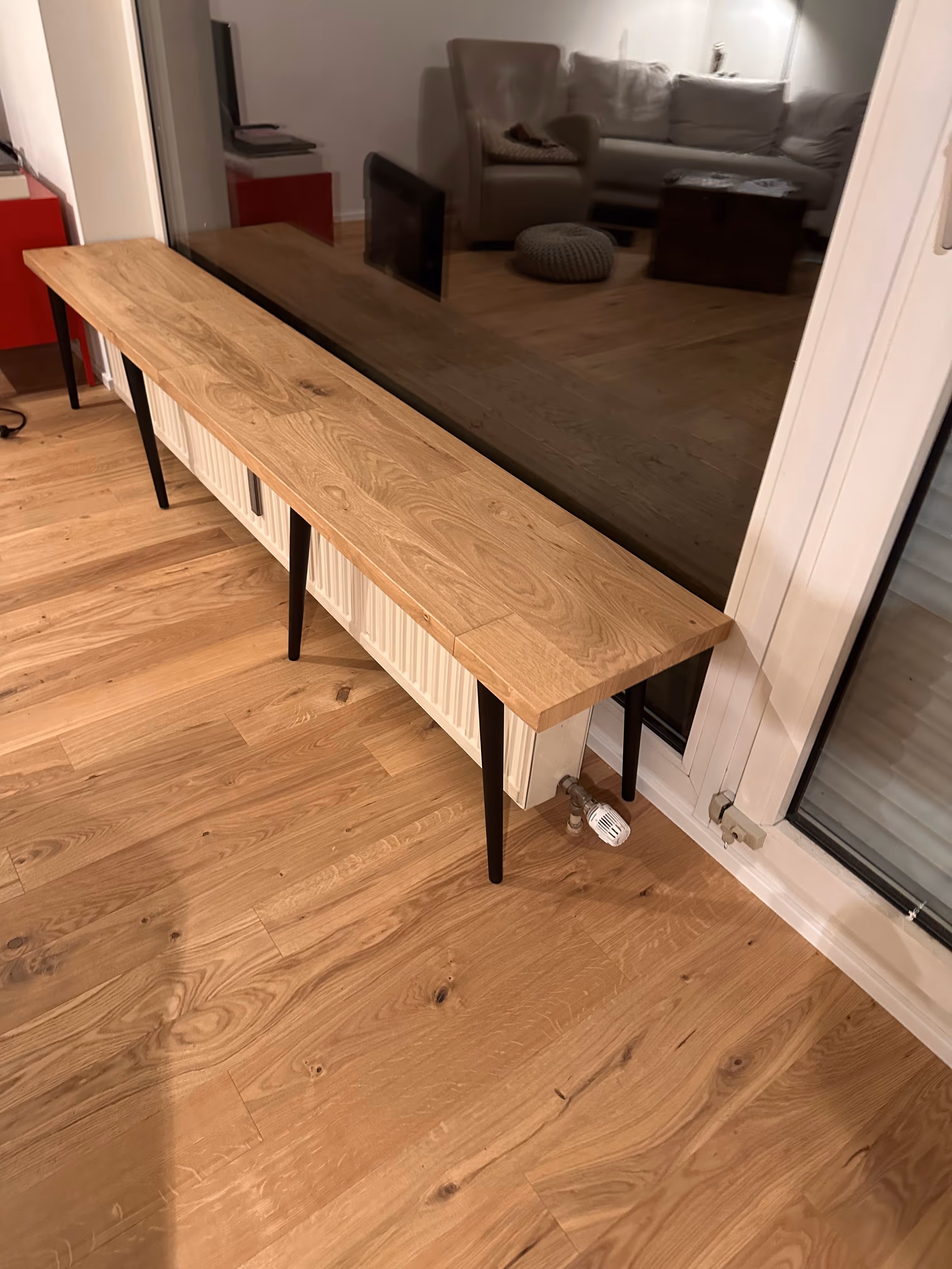 Maßgefertigte Sitzbank aus Massivholz mit schlankem Design und Metallfüßen, handgefertigt von Steffen Mittler.