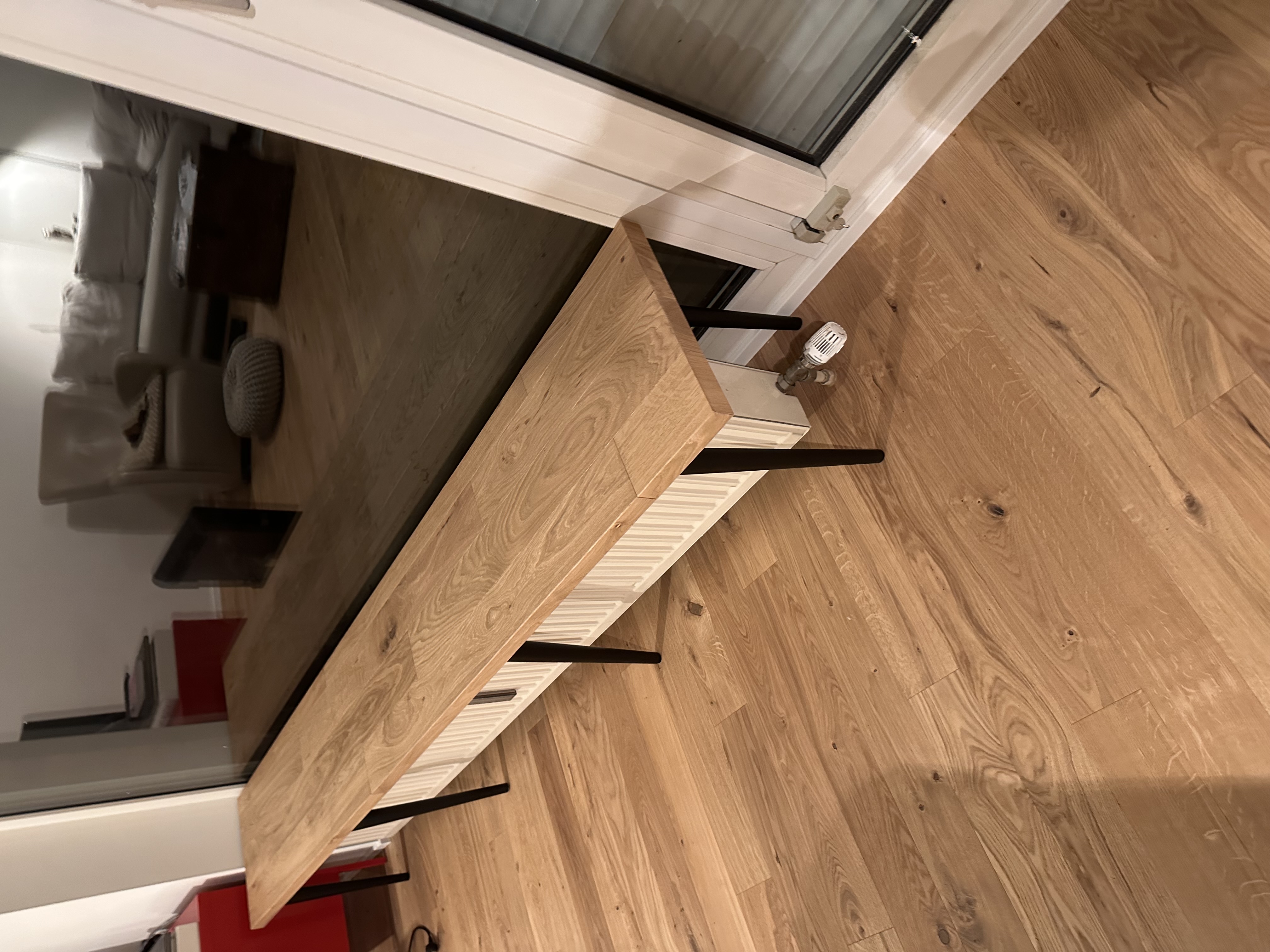 Maßgefertigte Sitzbank aus Massivholz mit schlankem Design und Metallfüßen, handgefertigt von Steffen Mittler.