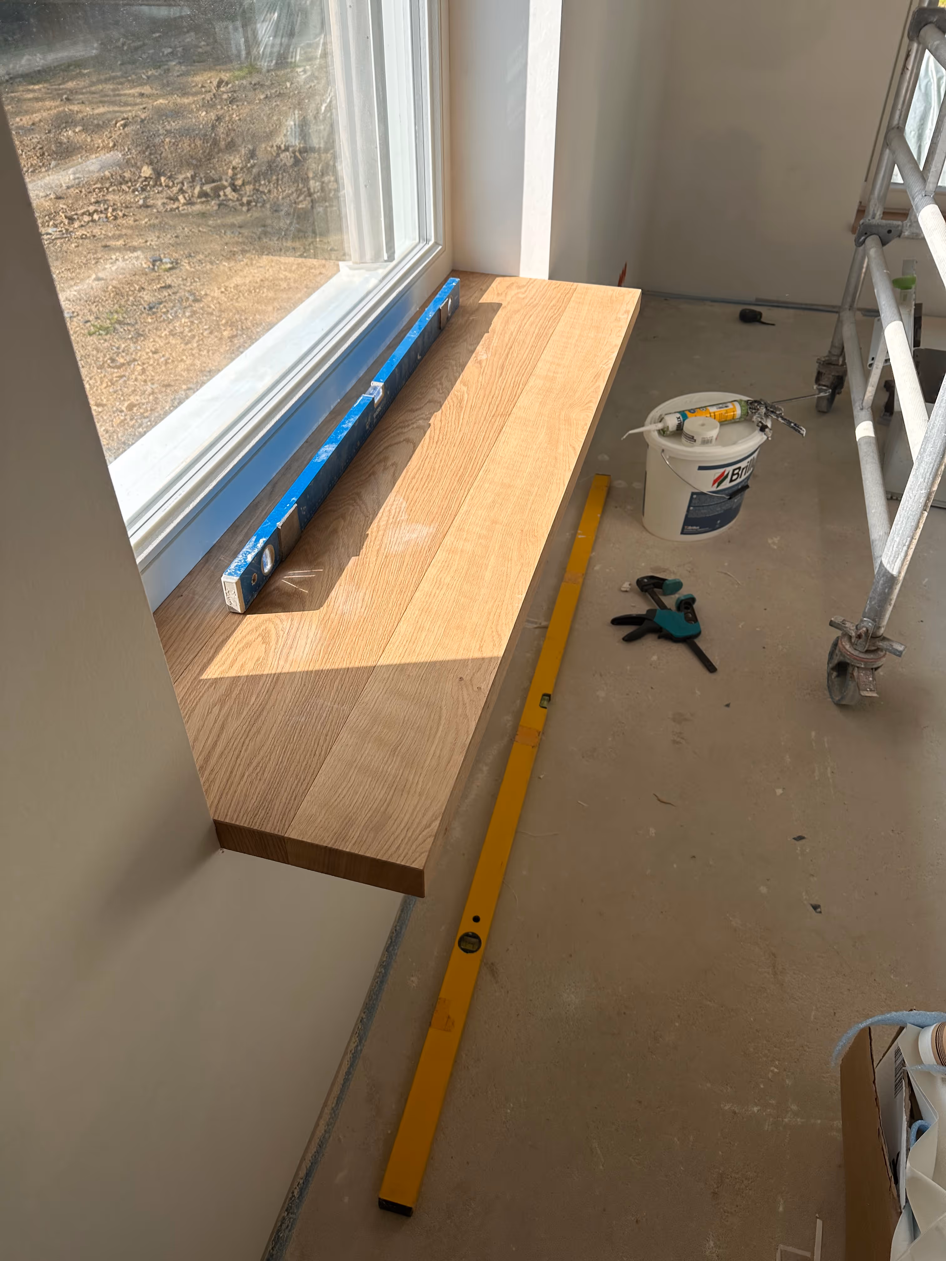 Montage einer maßgefertigten Fensterbank aus Massivholz mit sauberer Kantenführung, gefertigt von Steffen Mittler.