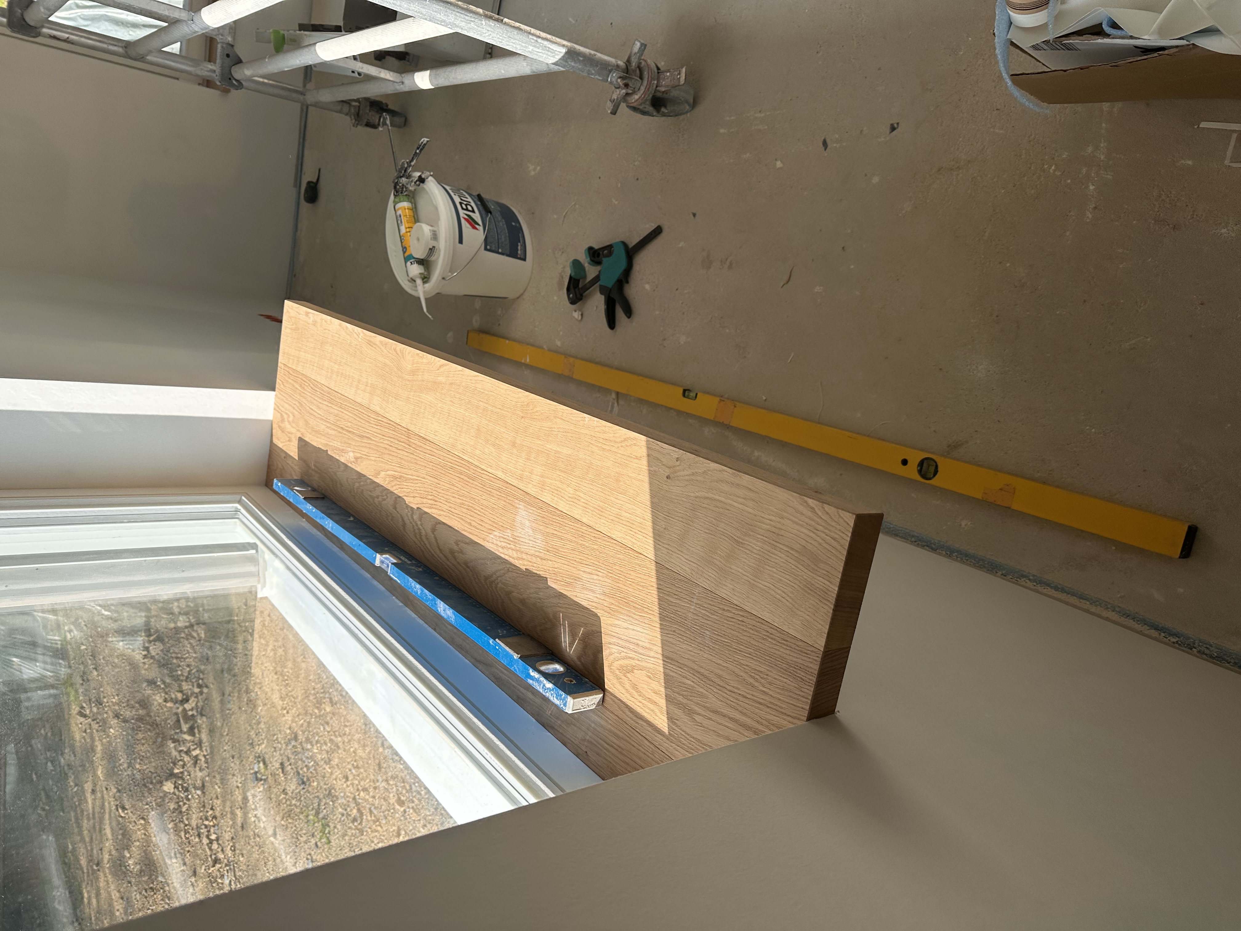 Montage einer maßgefertigten Fensterbank aus Massivholz mit sauberer Kantenführung, gefertigt von Steffen Mittler.