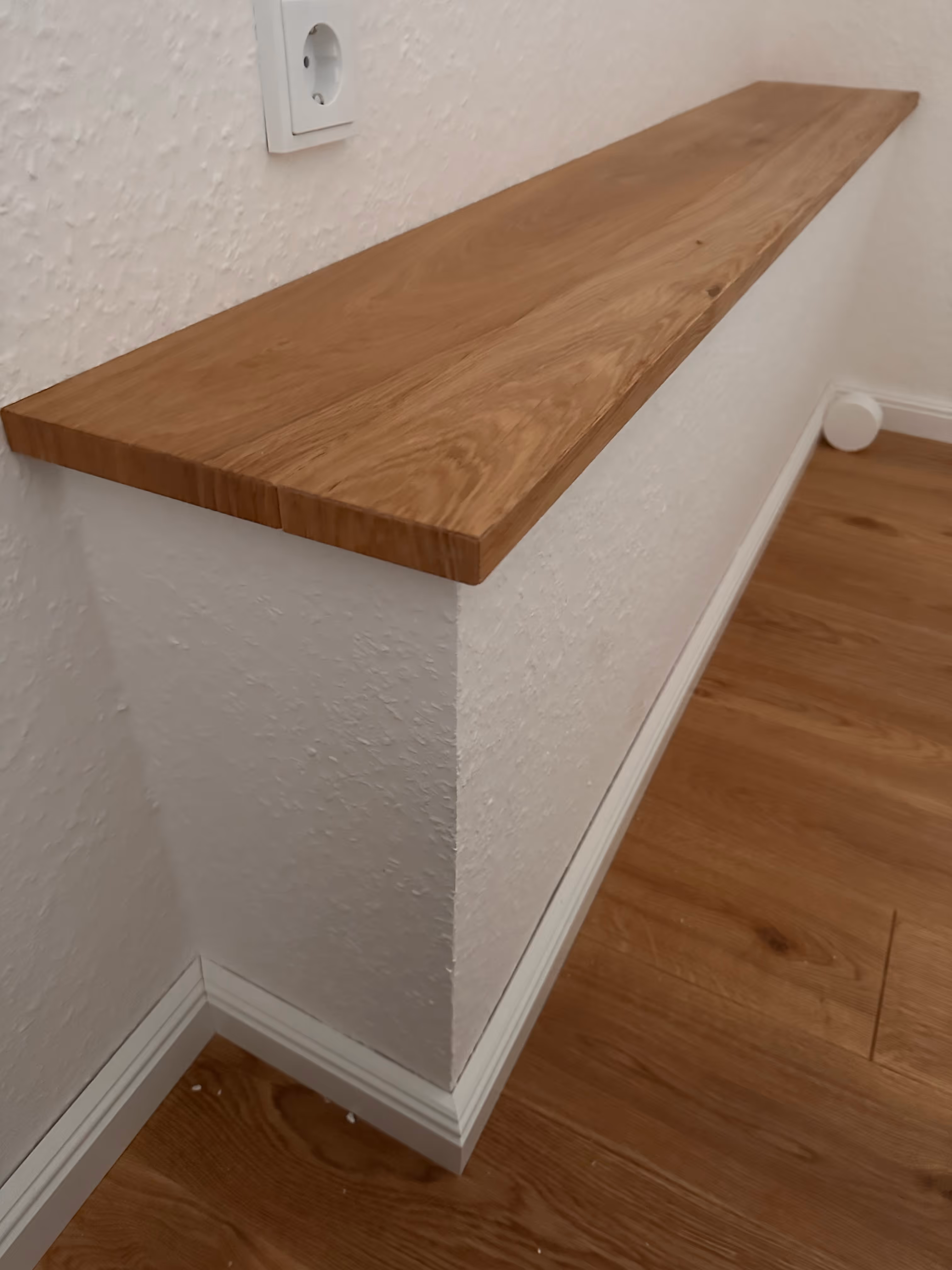 Passgenaue Holzabdeckung aus Massivholz für eine Wand- oder Brüstungsfläche, maßgefertigt von Steffen Mittler.