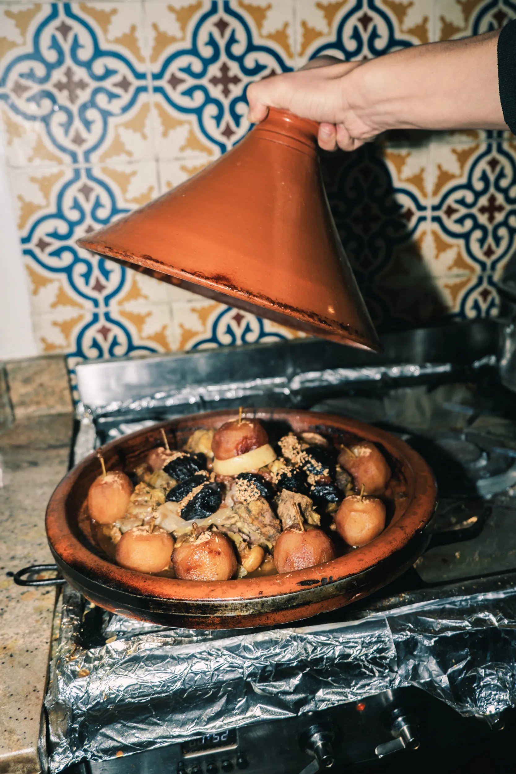 Tajine marocain à partager pour une famille accueillie à Touda Ecolodge, préparé par Nejma, cuisinière de l’écolodge, dans la vallée des Aït Bougmez, Haut Atlas marocain.