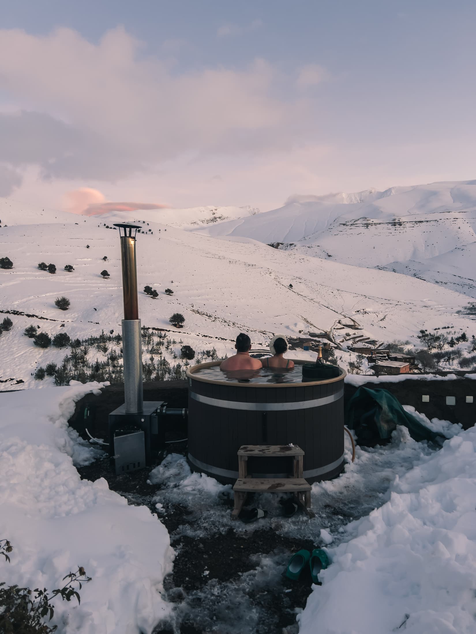 Le bain nordique de l'écolodge Touda, situé dans la vallée enneigée de Bougemez, dans les montagnes du Haut Atlas au Maroc, est l'endroit idéal pour se détendre après une randonnée.